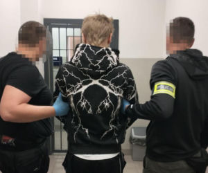 24-latek podczas kłótni miał zaatakować nożem młodszego znajomego. Ranny 21-latek zdołał uciec z mieszkania