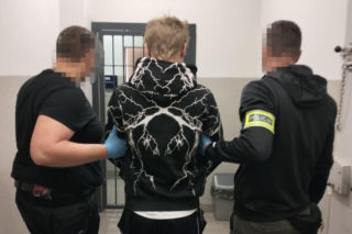 24-latek podczas kłótni miał zaatakować nożem młodszego znajomego. Ranny 21-latek zdołał uciec z mieszkania