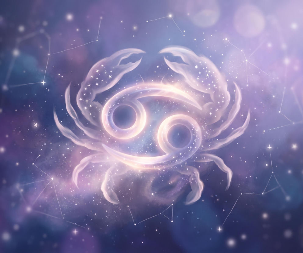 Świecący symbol znaku zodiaku Rak na tle gwieździstego, fioletowego nieba. O horoskopie dla Raka przeczytasz w Eska.