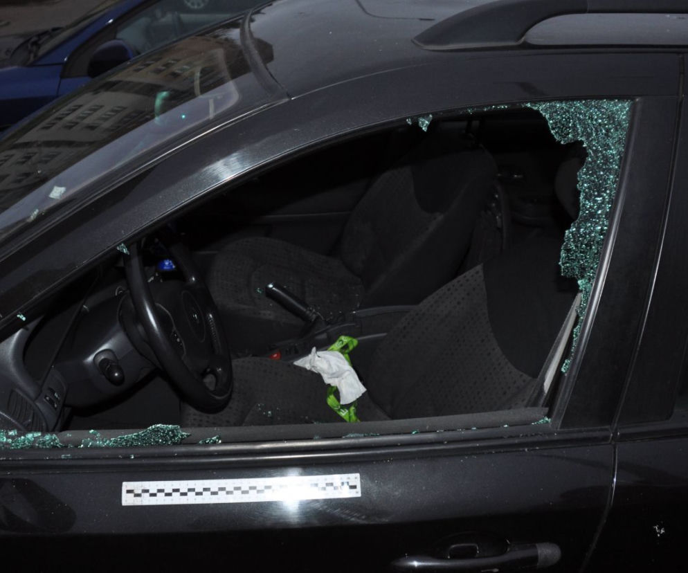 Policjant wskoczył przez okno do jadącego samochodu