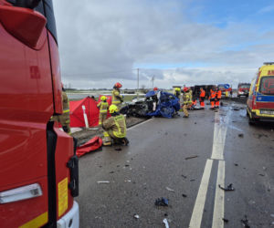 Osobówka zderzyła się z ciężarówką. Jedna osoba nie żyje. Tragiczny wypadek pod Łomżą