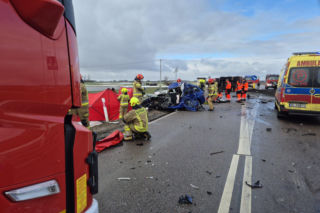 Osobówka zderzyła się z ciężarówką. Jedna osoba nie żyje. Tragiczny wypadek pod Łomżą