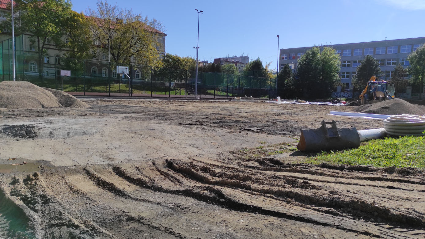 Przy Pałacu Młodzieży w Tarnowie powstaje boisko wielofunkcyjne