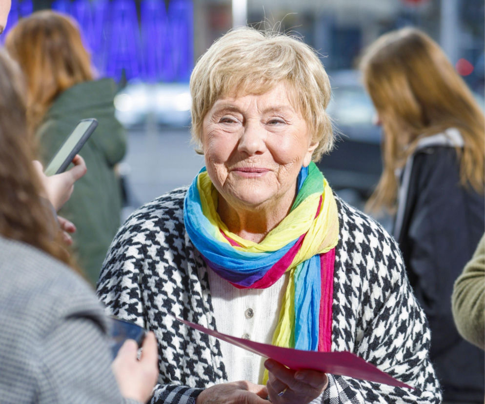 Uśmiechnięta Teresa Lipowska w kolorowej apaszce i wzorzystym kardiganie. O 89. urodzinach aktorki przeczytasz na Eska.