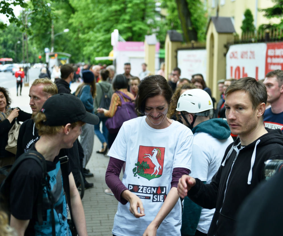 Protest przeciwko wycince drzew w centrum Lublina. „Będziemy ich bronić własnym ciałem!”