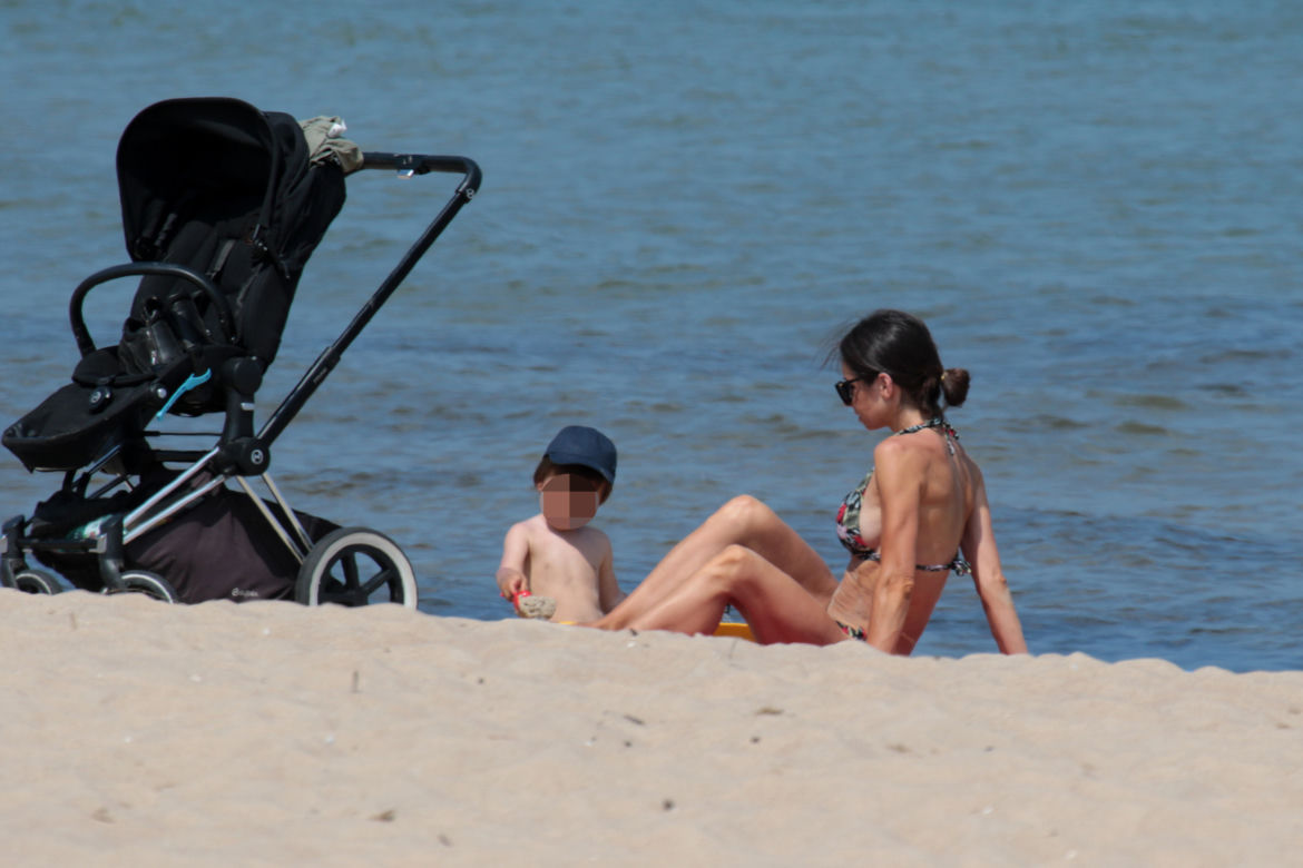 Marta Kaczyńska na plaży karmi dziecko piersią