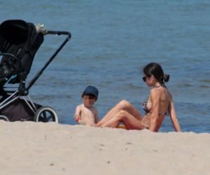 Marta Kaczyńska na plaży karmi dziecko piersią