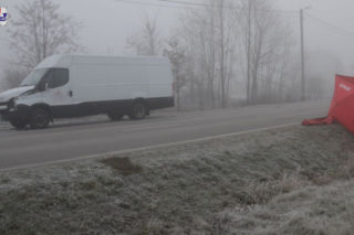 Śmiertelny wypadek w Kostyrach. Samochód dostawczy potrącił 77-letnią kobietę