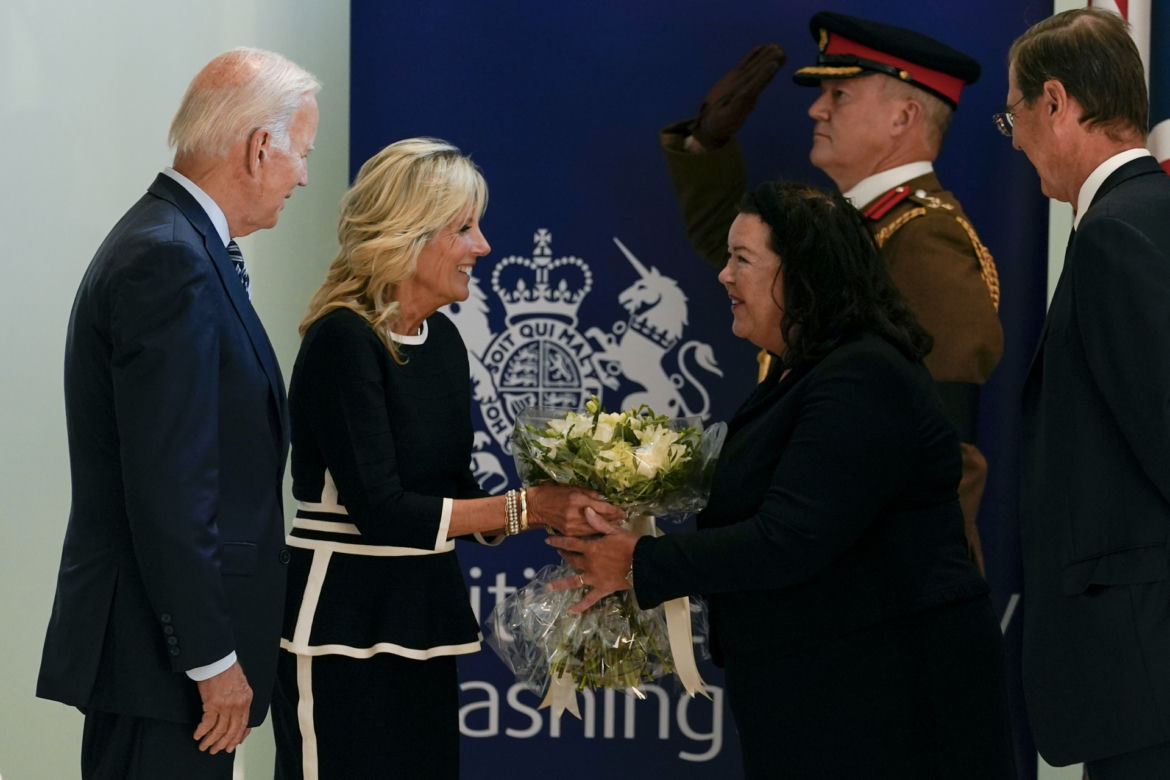 Prezydent Joe Biden w ambasadzie składa kondolencje po śmierci królowej Elżbiety II