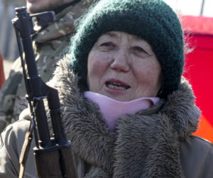 Wojna na Ukrainie. Kobiety pod bronią - coraz więcej Ukrainek wstępuje do armii. Dzieci też szkolą. 
