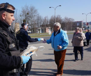 Zakrywanie twarzy OBOWIĄZKOWE! Na Śląsku strażnicy rozdają maski ZA DARMO 