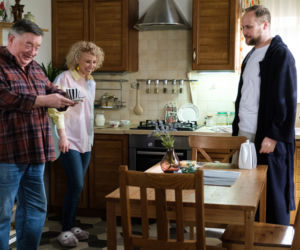 Na Wspólnej, odc. 3294: Beata (Katarzyna Ptasińska), Paweł (Grzegorz Kwiecień), Włodek (Mieczysław Hryniewicz)