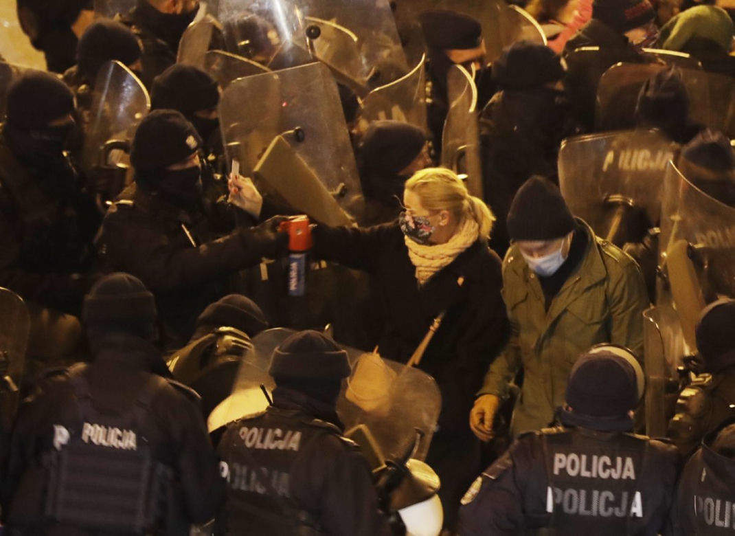 Barbara Nowacka w marszu kobiet w kolejnym dniu protestu