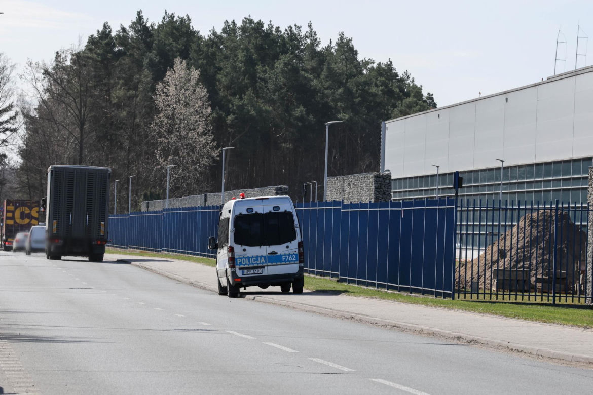 Strzały w łódzkiej fabryce, 400 osób ewakuowanych. Trwa obława