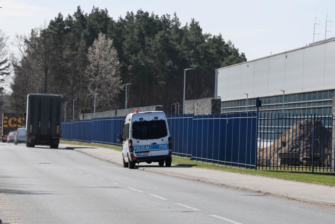 Strzały w łódzkiej fabryce, 400 osób ewakuowanych. Trwa obława