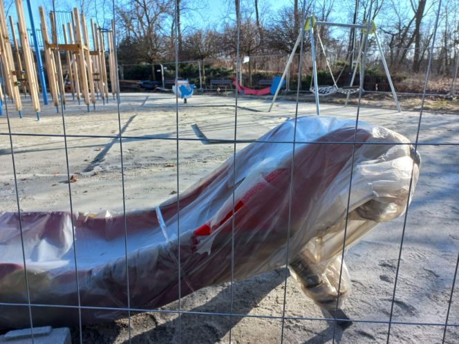 Statek w naprawie, pająk już jest. Trwa modernizacja placu zabaw w Parku Tysiąclecia w Lesznie