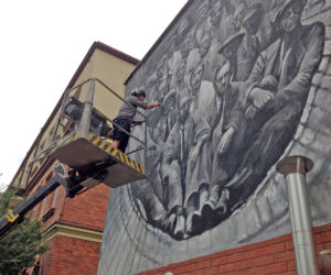 Mural na Wierzbowej namalowany na podstawie archiwalnego zdjęcia
