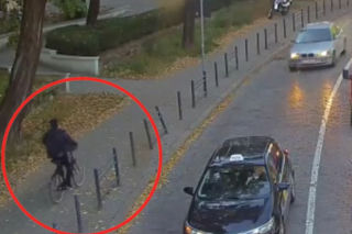 Wrocław: Rozbój na Krzykach. Policjanci poszukują mężczyzny na rowerze [WIDEO]