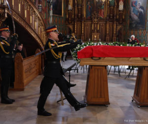 Poruszająca scena w kościele. Nawrocki podszedł do ojca Łukasza Litewki