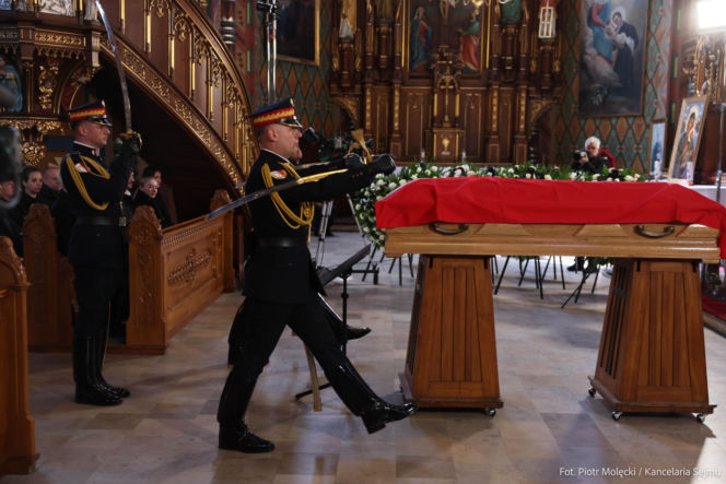 Poruszająca scena w kościele. Nawrocki podszedł do ojca Łukasza Litewki