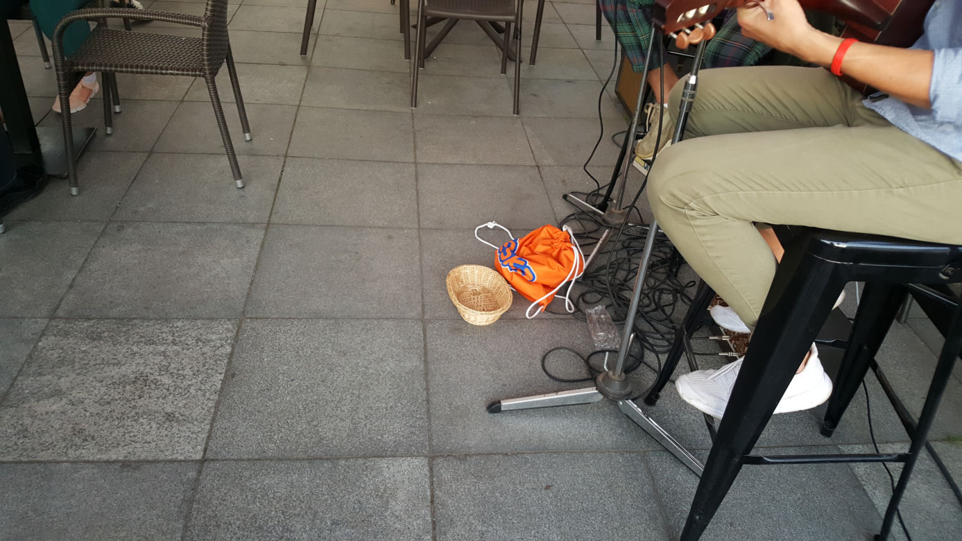 Ekipa Eska Summer City w bydgoskim pubie TRAVA