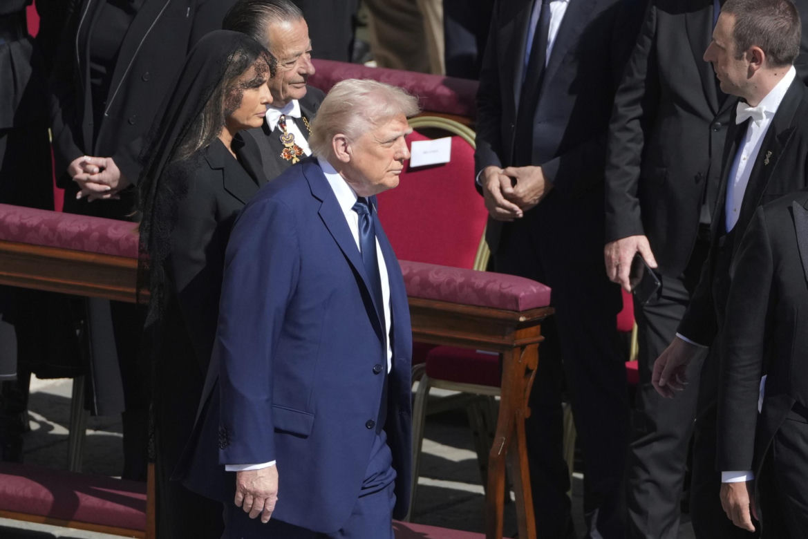 Trump i Zełenski złamali zasady na pogrzebie Franciszka