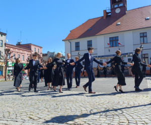 Polonez maturzystów z I LO na rynku w Ostrzeszowie