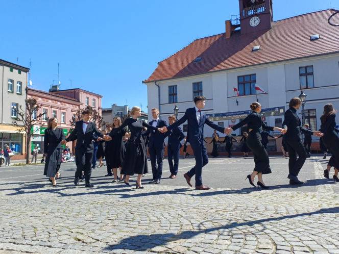 Polonez maturzystów z I LO na rynku w Ostrzeszowie