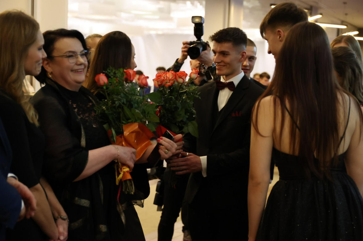 Studniówka Zespołu Szkół Elektronicznych w Lublinie. Tak bawią się tegoroczni maturzyści! 