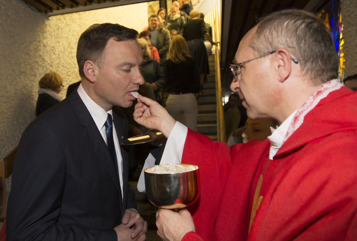 Andrzej Duda głosuje z rodziną
