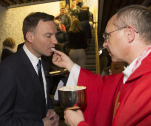 Andrzej Duda głosuje z rodziną