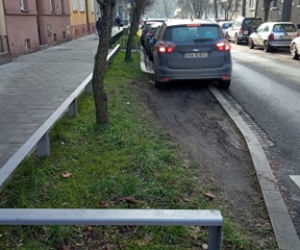 Absurd na ul. Kronikarza Galla. Drogowcy postawili barierki od strony... chodnika!