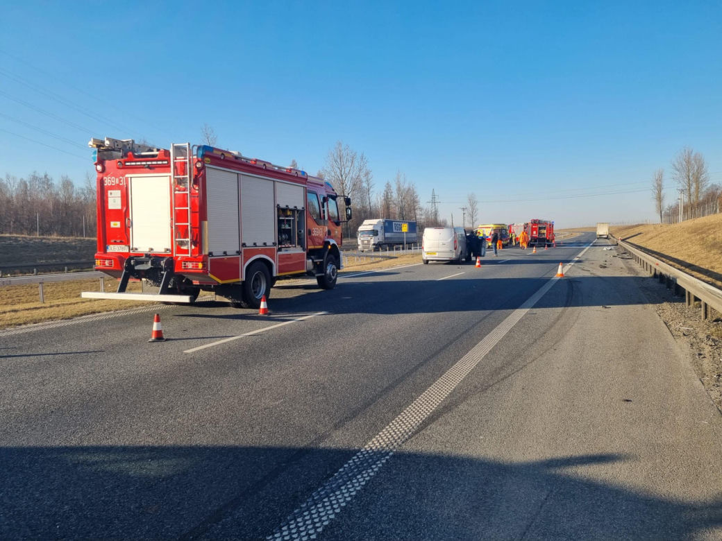 Wypadek na S3 pod Jaworem. Bus uderzył w ciężarówkę  