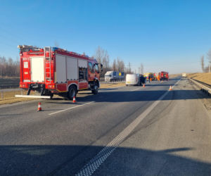 Wypadek na S3 pod Jaworem. Bus uderzył w ciężarówkę  