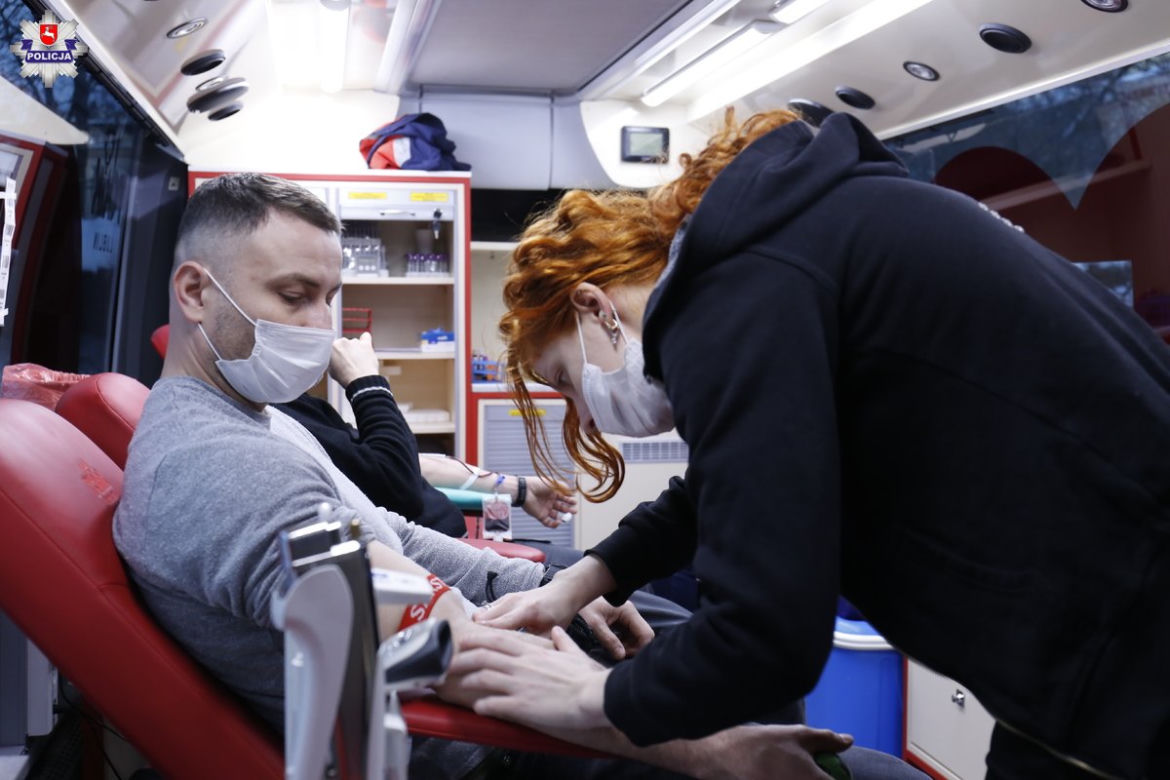 Akcja krwiodawstwa przed komendą wojewódzką. Policjanci oddali blisko 10 litrów krwi! 