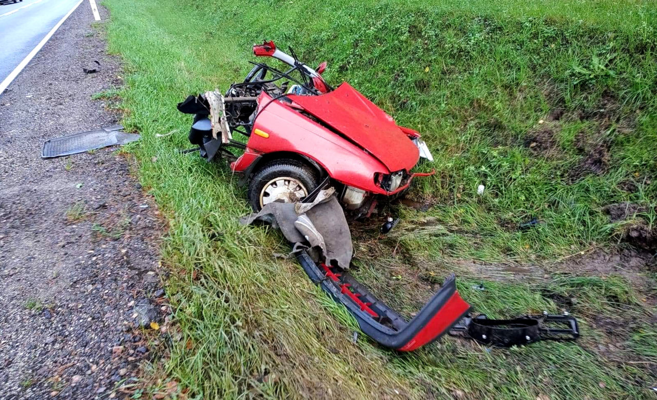 Bielsk Podlaski – Kleszczele. Samochód rozpadł się na pół po uderzeniu przez terenówkę