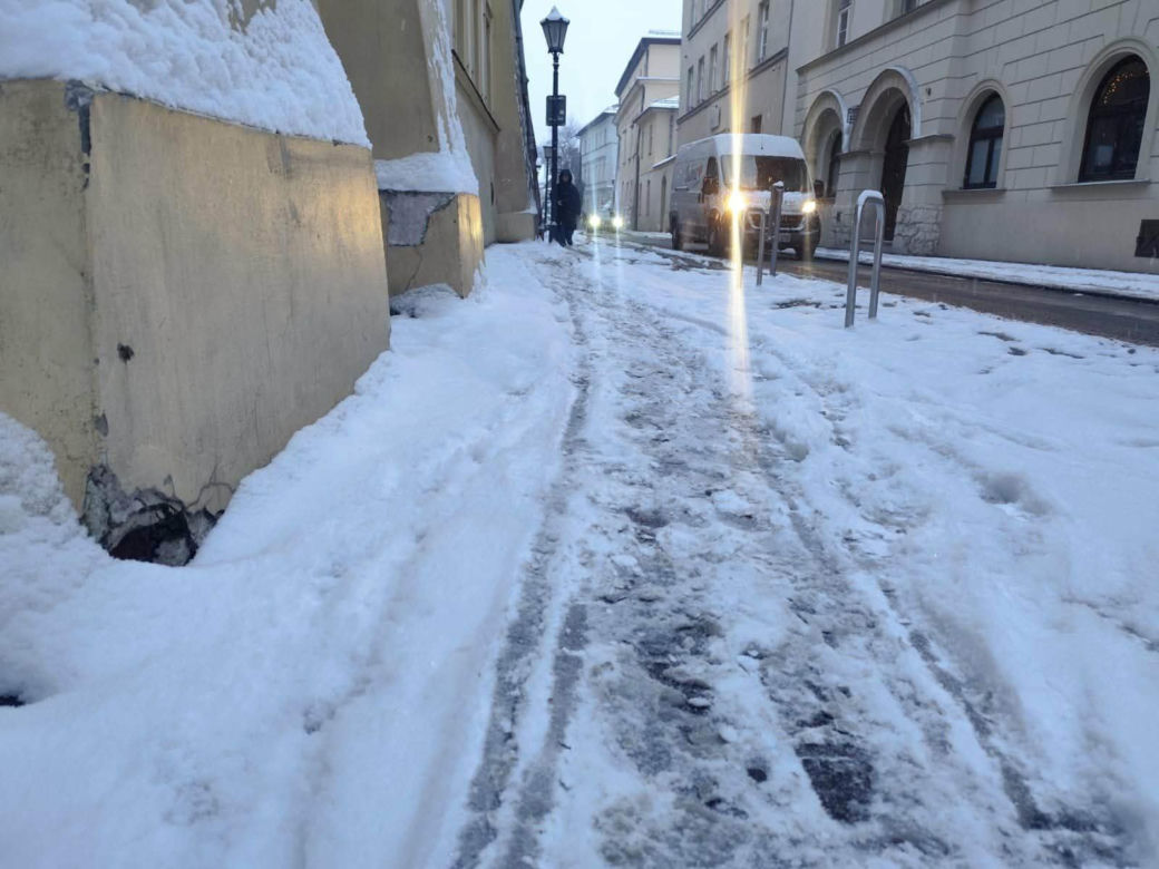 Potężny atak zimy w Krakowie! Śnieg nie odpuści, synoptycy nie mają dobrych informacji