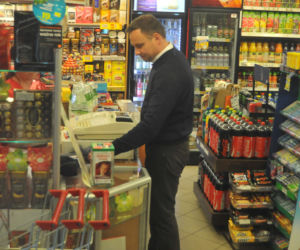 Z obstawą do bankomatu