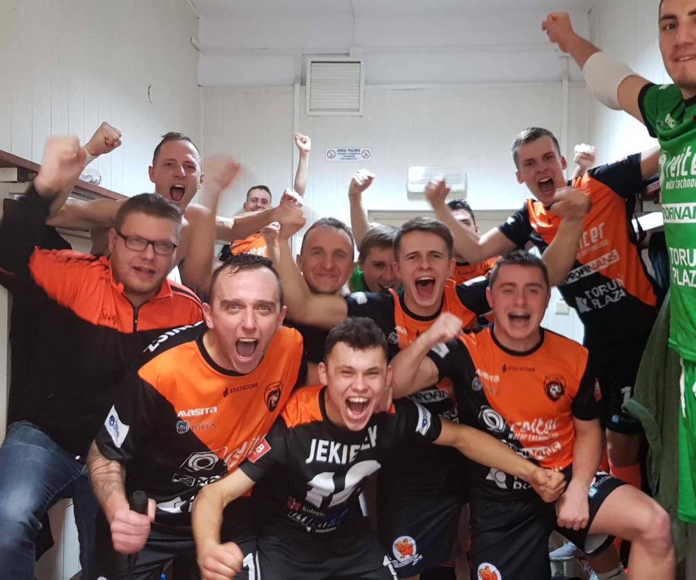 Piłkarze FC Toruń pokonali na wyjeździe Clearex Chorzów 3:2! Ogromna radość w szatni