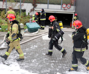 Spłonęło 20 samochodów. Budynek przy Górczewskiej nie nadaje się do zamieszkania