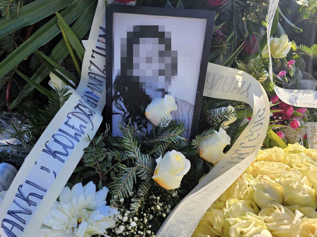Grób młodziutkiej chórzystki Joli tonie w kwiatach