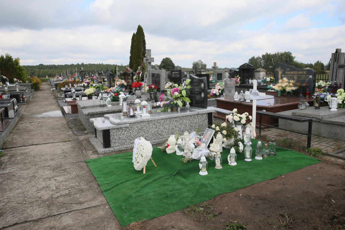 3,5-letnia Zuzia zginęła przez trutkę na szczury. Morze kwiatów na jej maleńkim grobie