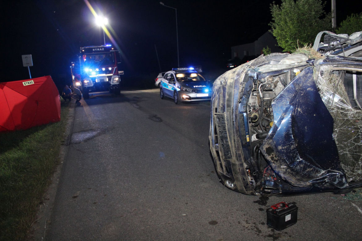 Młody kierowca podczas wyprzedzania zahaczył o inne auto. Nie żyje nastoletnia pasażerka