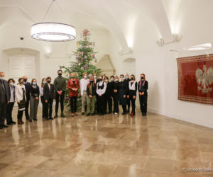 Agata Duda ubiera choinkę