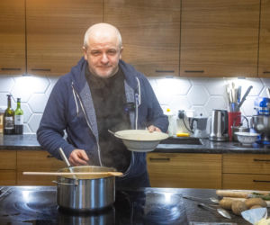 Paweł Kowal z synem gotują kartoflankę