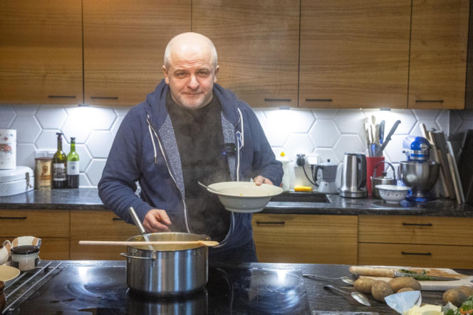 Paweł Kowal z synem gotują kartoflankę