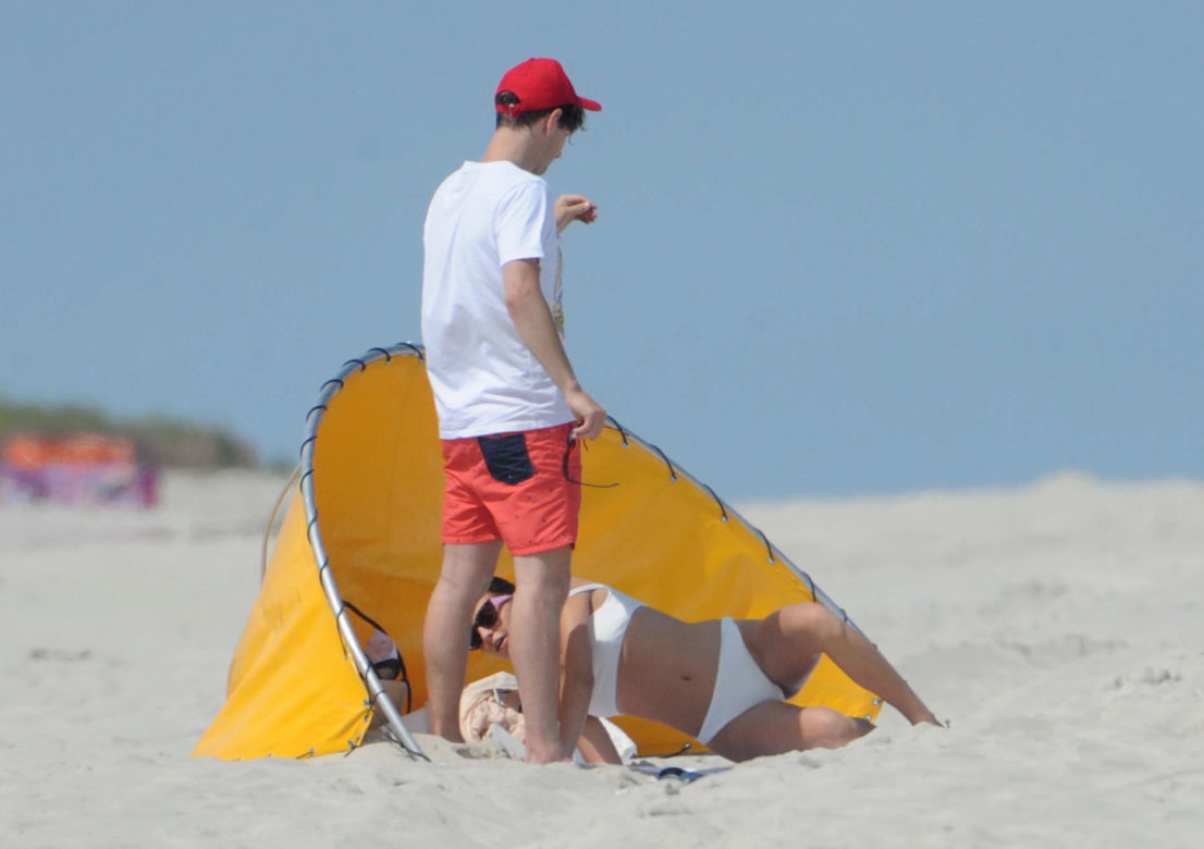 Antek Królikowski i Julia Wieniawa wypoczywają na plaży w Juracie