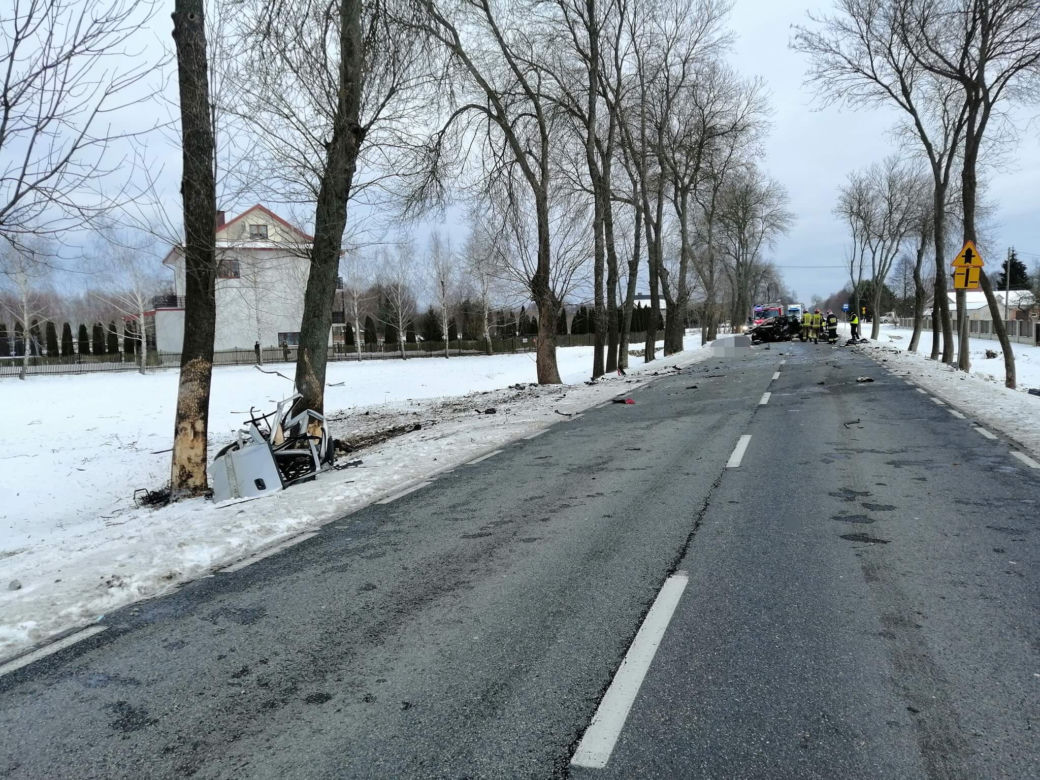 Makabryczny wypadek. Opel zmasakrowany. Zginął młody kierowca [ZDJĘCIA]