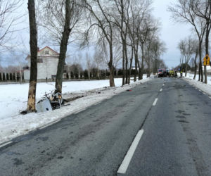 Makabryczny wypadek. Opel zmasakrowany. Zginął młody kierowca [ZDJĘCIA]