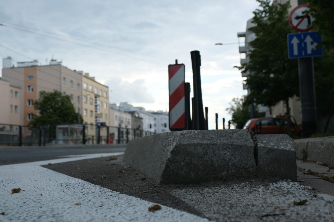 Krawężniki grozy na Grochowskiej